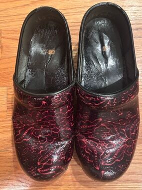 Dansko Go 2.0 Clogs Dark Red Black Floral Embossed Comfort Slip On Shoes Size 37